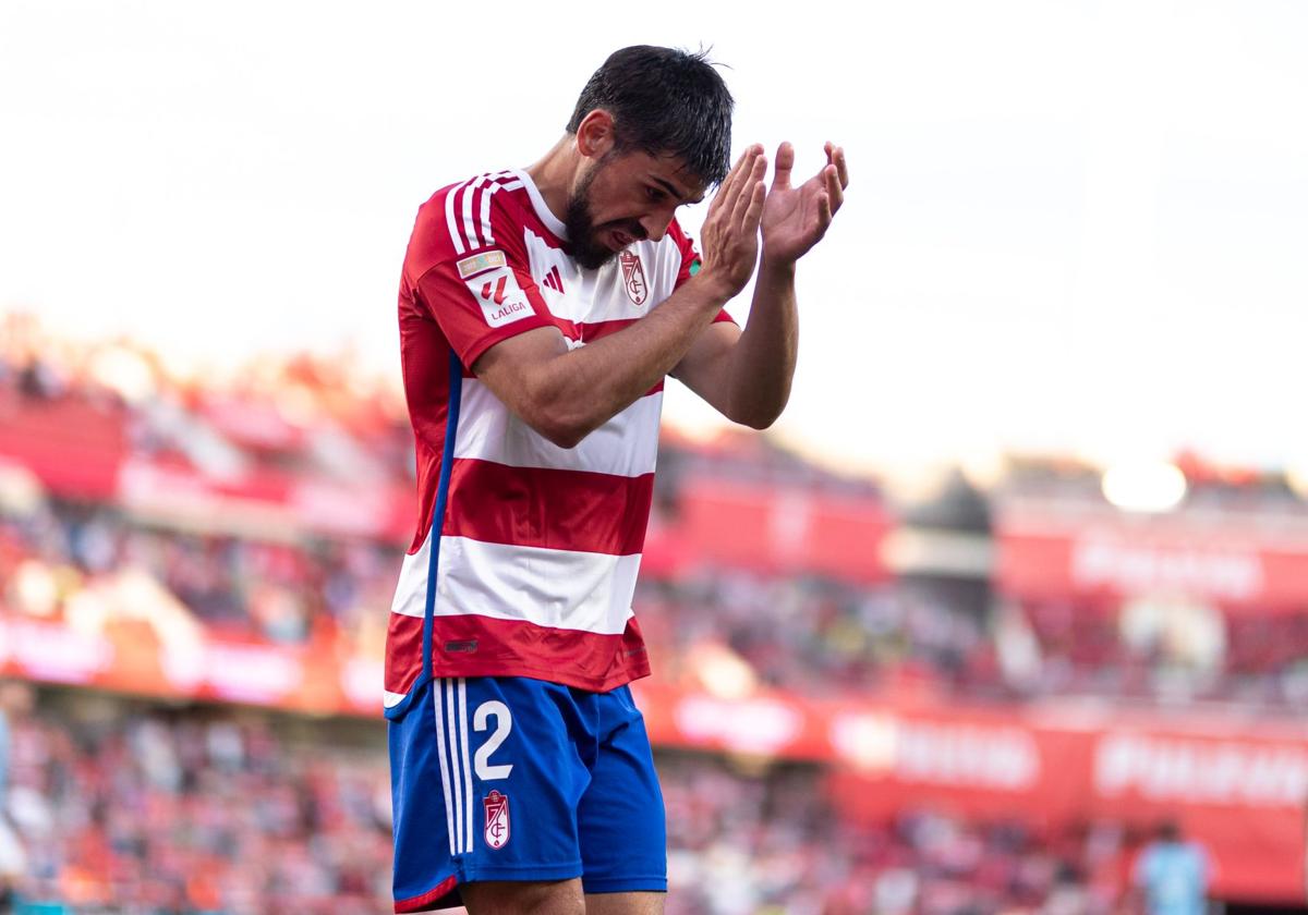 Bruno Méndez devuelve a Los Cármenes sus aplausos al ser sustituido durante el último partido de la temporada pasada en casa, contra el Celta.