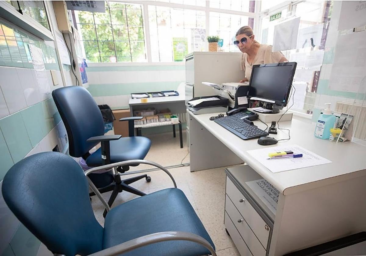 Una granadina acude a un centro de salud de la provincia.