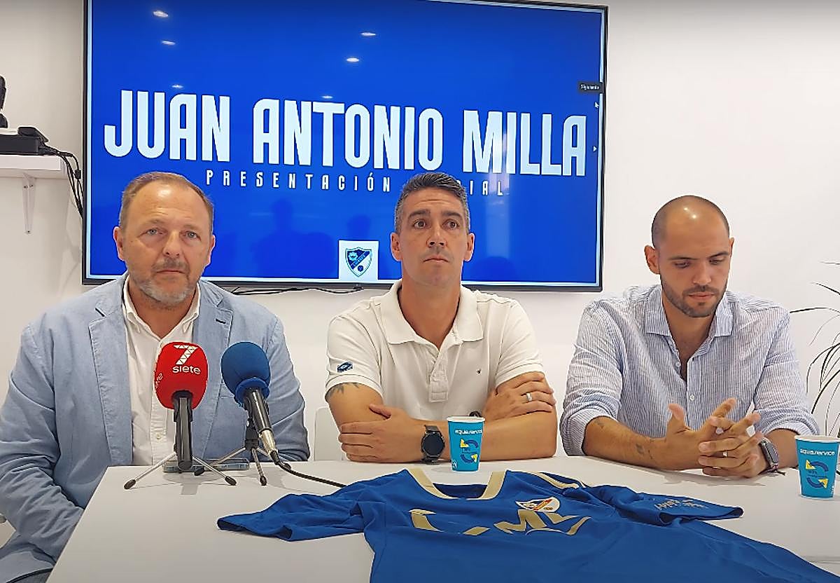 Luis Vera y Cristian Sanz, flanqueando a José Antonio Milla en su presentación