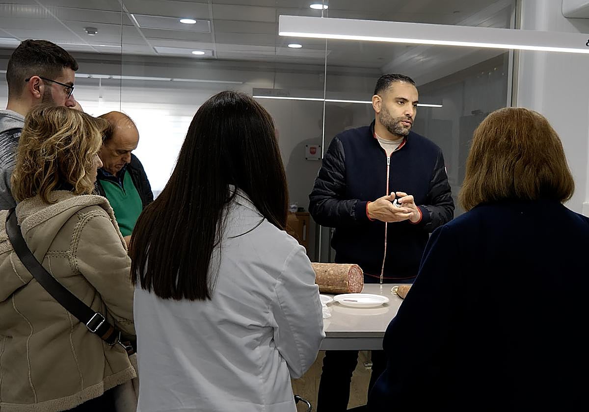 Antonio Caro Salmerón, CEOde United Caro, charla con varios trabajdores.