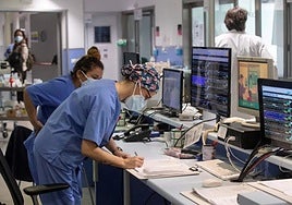 Varias enfermeras en un centro de atención a pacientes en un hospital público.