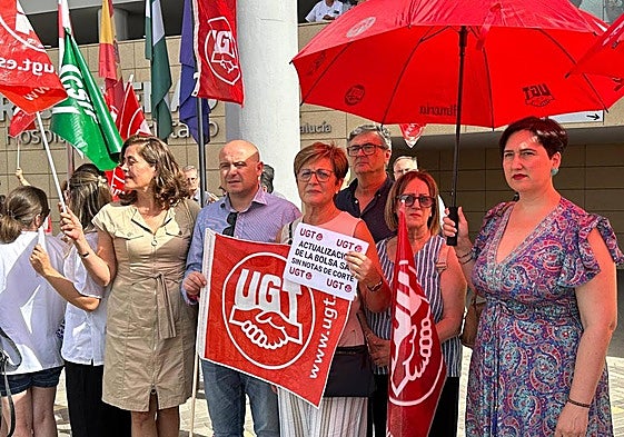 Antonio Martínez, Adriana Valverde y concejales socialistas en la manifestación sanitaria.