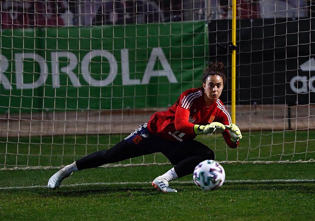 María Valenzuela se lanza a detener un disparo en un entrenamiento con la selección española.