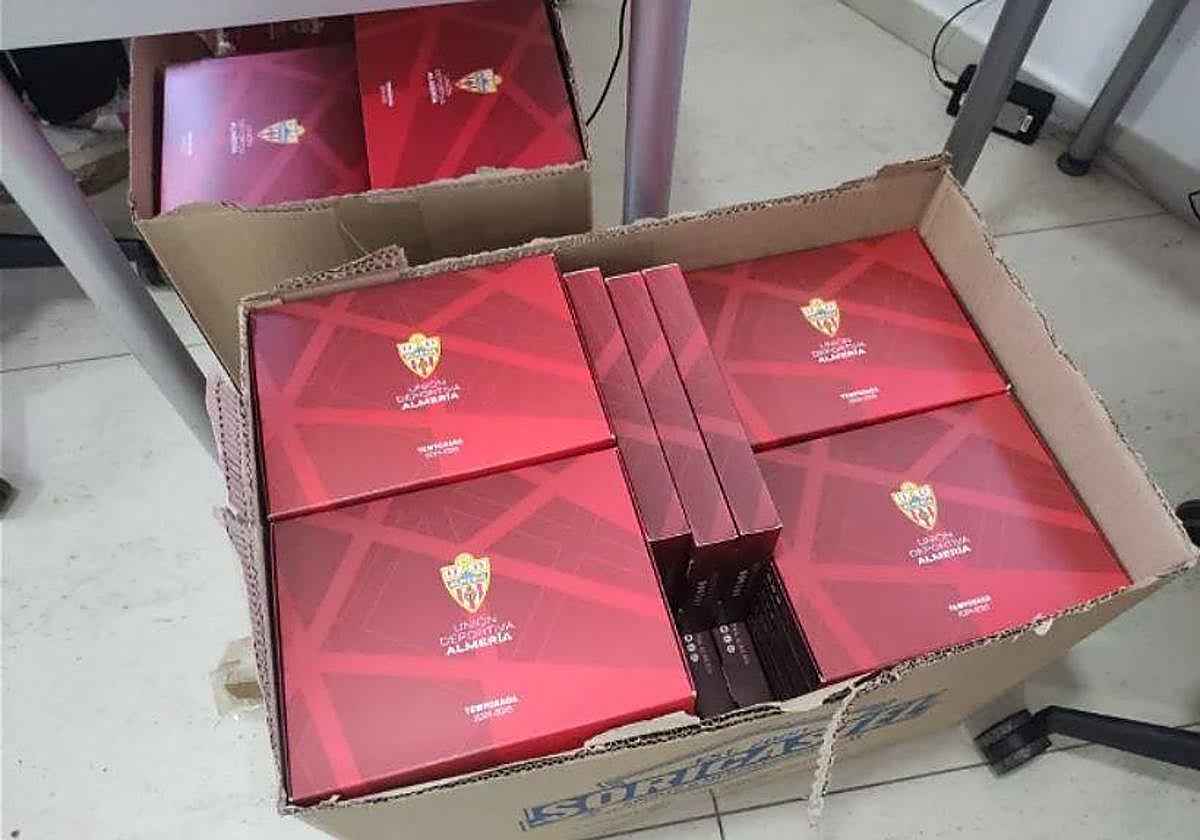 Una caja con 'sorpresa' pues alguna lleva una bufanda en la que aparece el escudo del Sevilla.