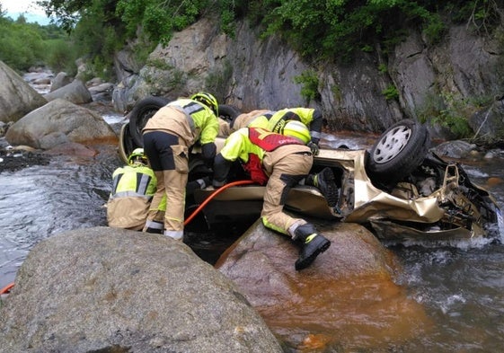 Bomberos de Huesca actúan en el lugar del accidente, en Benasque