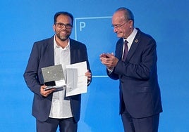 Alejandro Muñoz Miranda recibe un premio anterior de manos del alcalde de Málaga