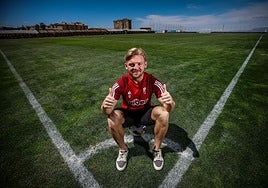 Kamil Józwiak, sobre el césped de la Ciudad Deportiva Granada CF, en un encuentro previo con IDEAL.