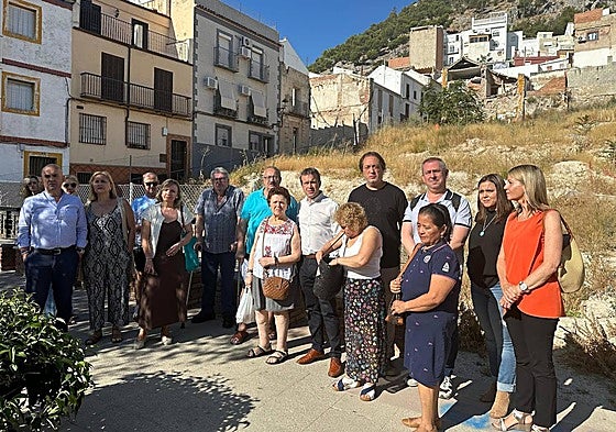 Julio Millán y algunos de sus concejales, junto a vecinos afectados por «el mal estado de los solares».
