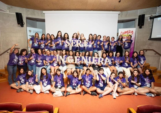 Las alumnas del Campus Tecnológico SeréIngeniera posan con la camiseta del evento.