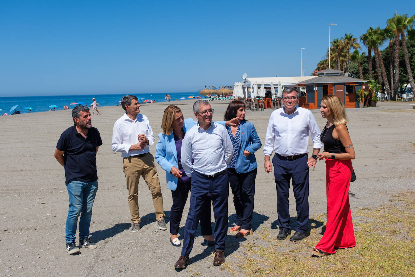 El secretario de Estado de Medio Ambiente, Hugo Morán, junto a las autoridades en Playa Granada.