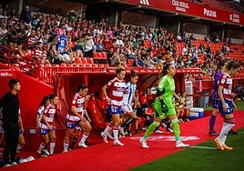 Las jugadoras del Granada salen al césped de Los Cármenes para enfrentarse a la Real Sociedad la pasada campaña.