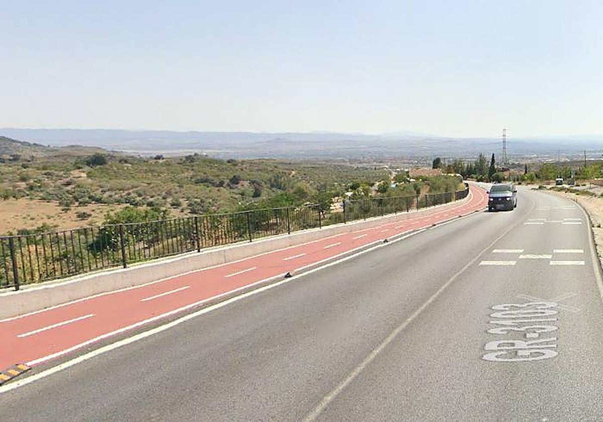 Vista de la GR-3103 donde han ardido unos matorrales.