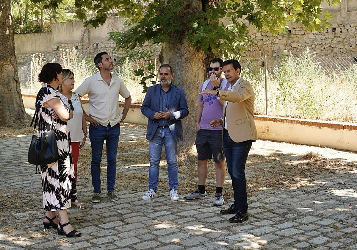 Grupo municipal socialista en su visita este miércoles al barrio del Realejo