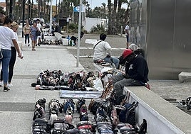 Puestos de venta ambulante en el paseo marítimo de Salobreña.
