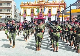 Los soldados desfilando en la plaza de la Constitución de Bailén.