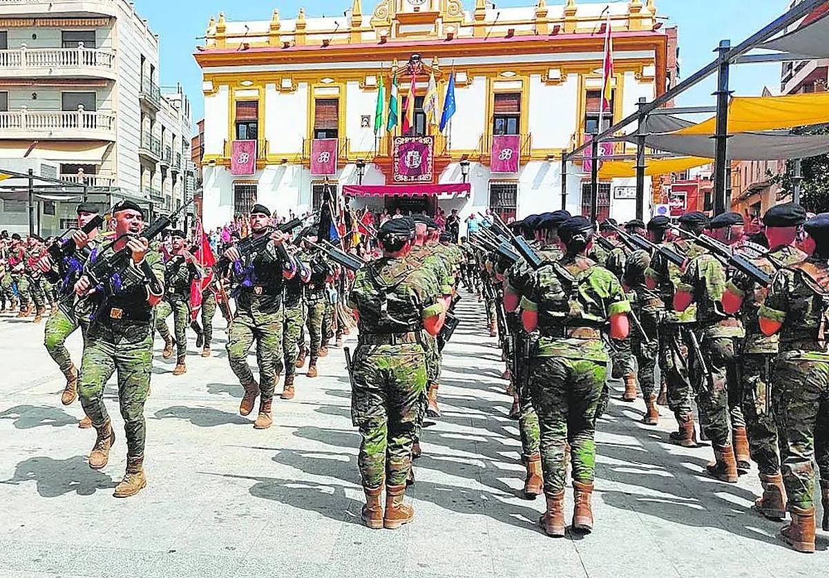 Los soldados desfilando en la plaza de la Constitución de Bailén.