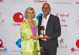 El productor granadino Nacho Lagos junto a la presentadora del programa, Mar Vega