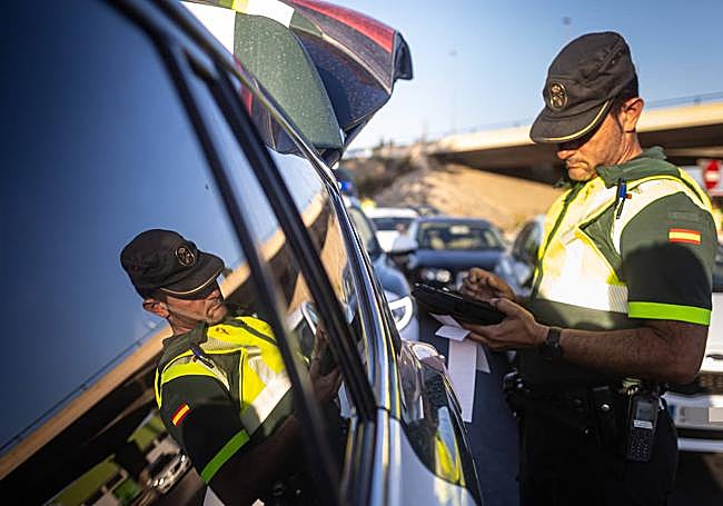 Agente preparando la sanción para un conductor.