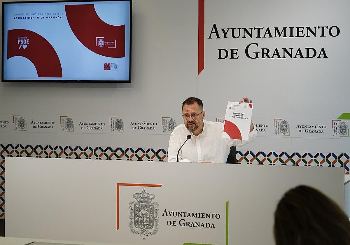 Juanjo Ibáñez, concejal del PSOE, presenta las 80 propuestas