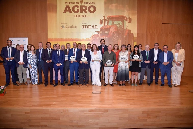 Los premiados posan junto a representantes de IDEAL, CaixaBank y de las instituciones públicas al finalizar la gala.