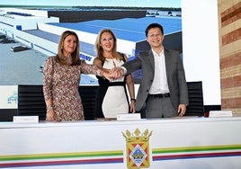 La alcaldesa de Linares, Mª Auxiliadora del Olmo, la consejera Carolina España y el Presidente y CEO de DESAY SV, Gao Dapeng.