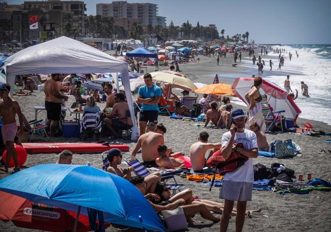 La línea de playa de Salobreña, a tope este primer fin de semana de julio.