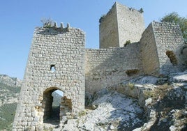 El castillo de Otíñar está a 13 kilómetros del casco urbano de Jaén.