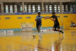 Beto remata en un partido disputadoen el Pabellón Municipal.