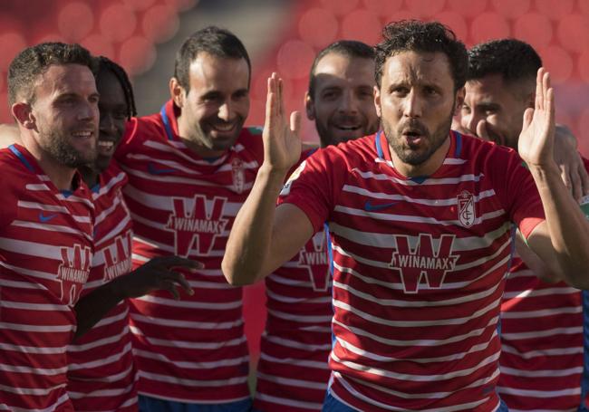 Germán celebra un gol con sus compañeros.