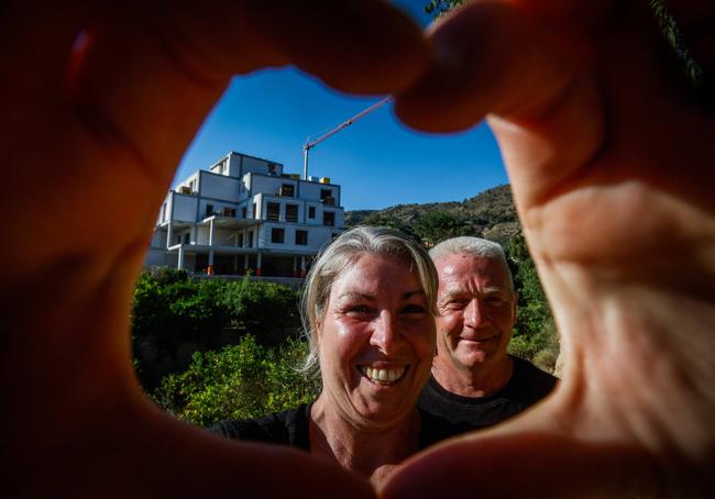 Sonja y Robby, con el hotel en construcción.