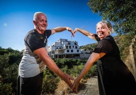 Robby y Sonja enmarcan la Casa la Perla, el hotel en construcción en Béznar.