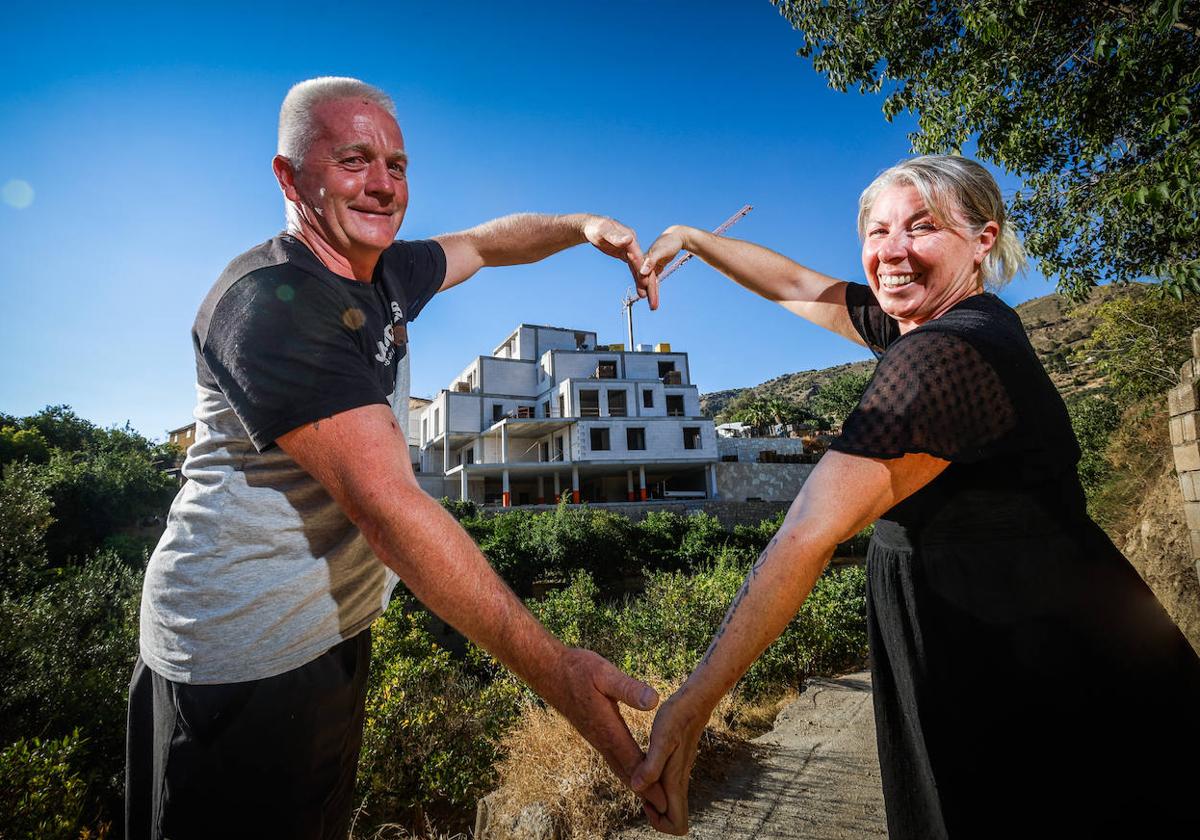 Robby y Sonja enmarcan la Casa la Perla, el hotel en construcción en Béznar.