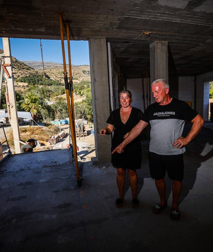 Imagen secundaria 2 - Robby y Sonja en la terraza de una de las habitaciones; la piscina; y el interior de la planta central. 