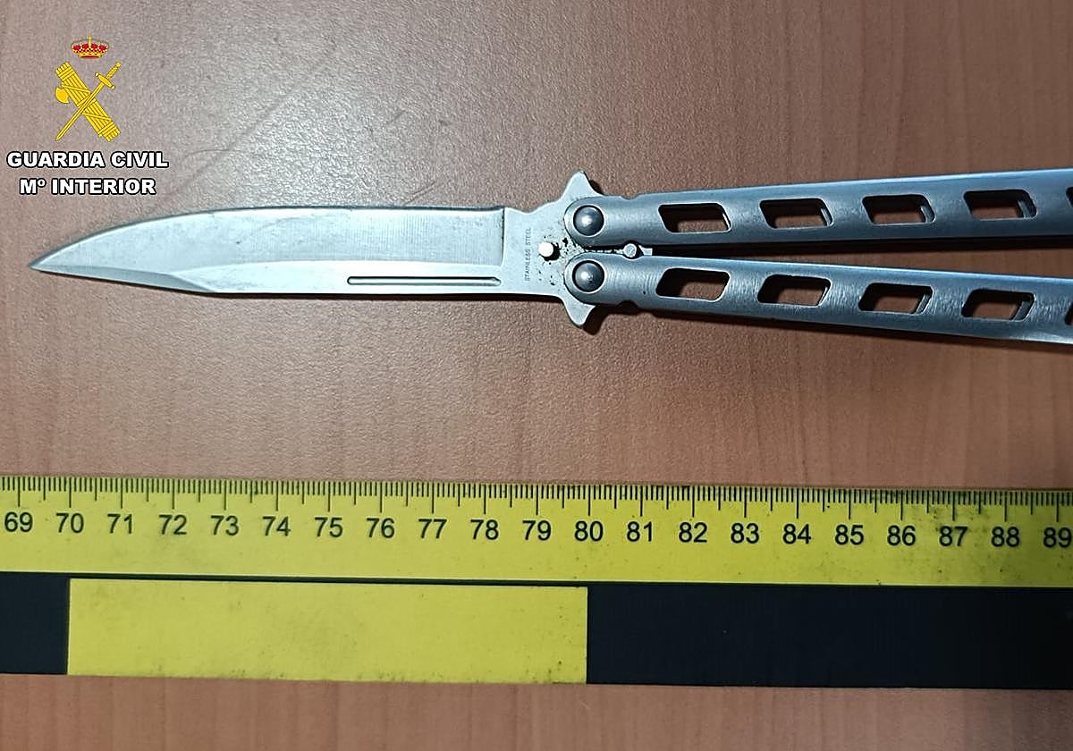 Detenido por atacar a un conocido con una navaja de grandes dimensiones en un bar de Cenes