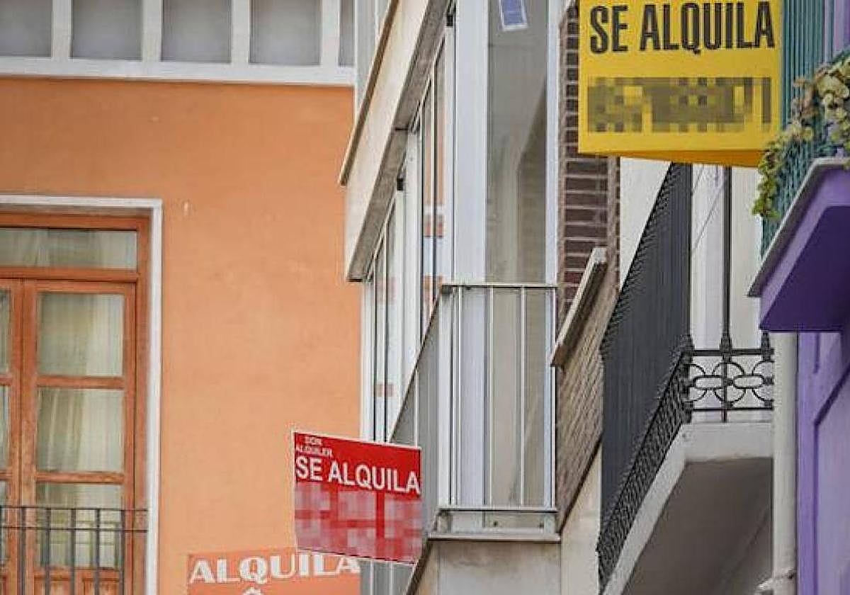 Viviendas con el cartel de 'se alquila' en la ciudad jienense.