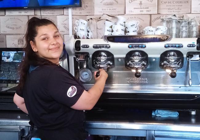 Rabiyana Norova, junto a la cafetera del establecimiento que le ha dado su primera oportunidad laboral.