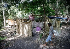 Raúl camina por la comuna de Beneficio.