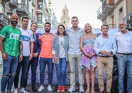 Presentación de la nueva tienda, junto a las autoridades.