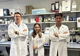 Personal de Destina Genómica, en uno de sus laboratorios