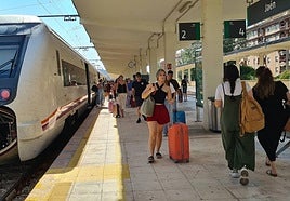 Viajeros en la estación ferroviaria de la capital.