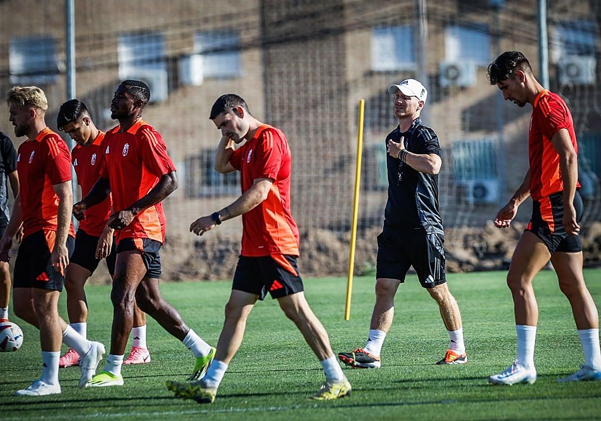 Guille Abascal, con parte de sus futbolistas.