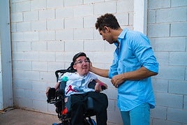 Brianeitor conoce a David Bisbal durante su concierto.