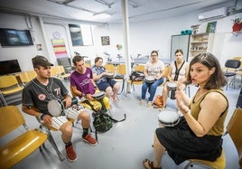 Marta Iglesias (derecha) dirige el taller de música en la Comunidad Terapéutica de Salud Mental de San Cecilio.