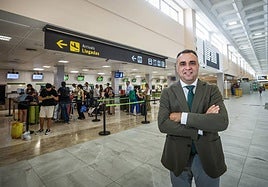 El presidente de la Diputación, Francis Rodríguez, posa en el aeropuerto a la espera de que lleguen nuevos vuelos para Granada.