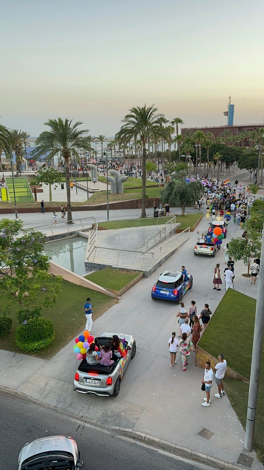Los vehículos Mini en su llegada al Parque de Las Almadrabillas.