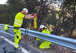 Trabajos de colocación de un guardarraíl en una carretera andaluza.