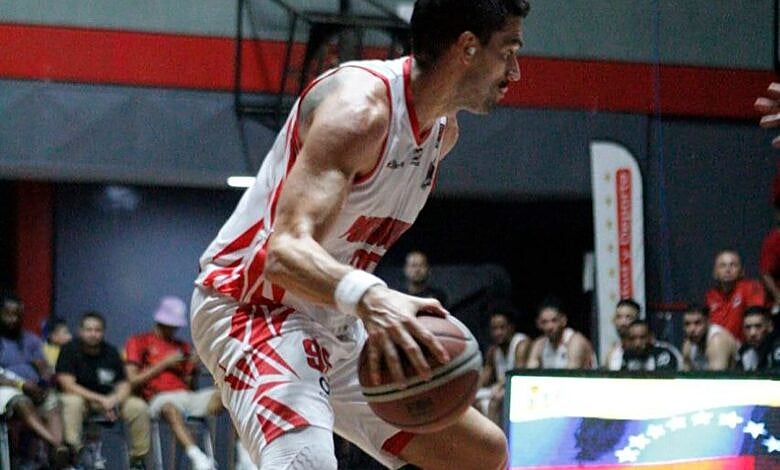 Fede Uclés driblando con la camiseta de Centauros.