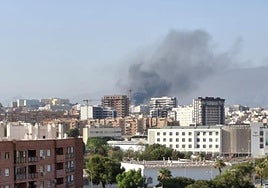 Humo a causa del incendio de la nave de reciclaje.