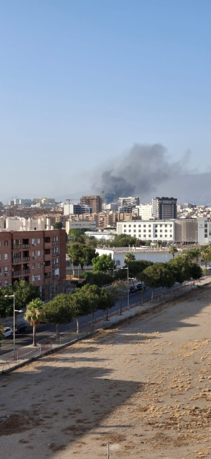 Humo a causa del incendio de la nave de reciclaje.