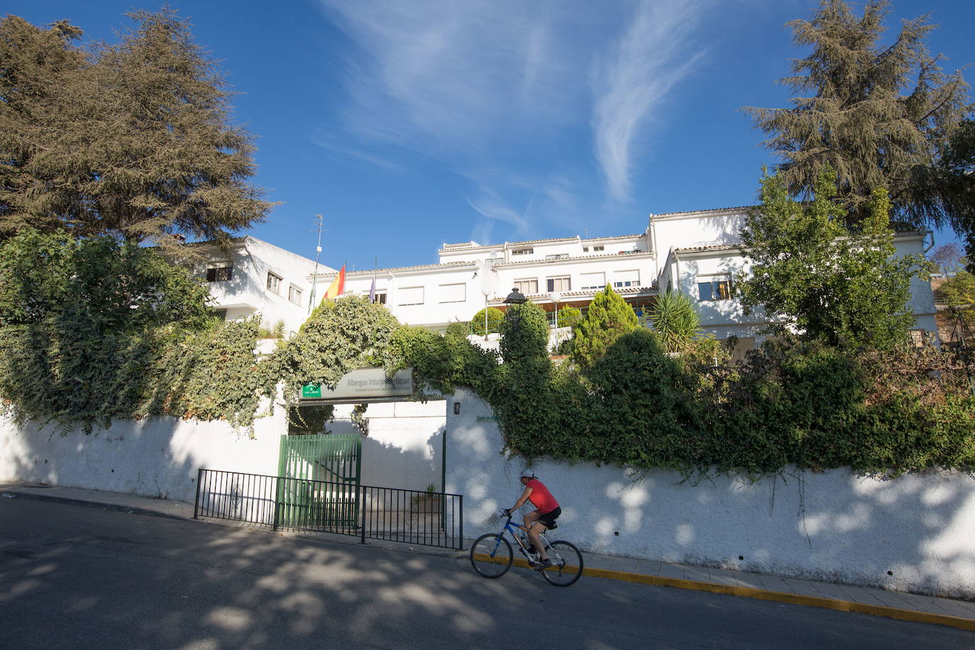 Entrada principal al albergue de Víznar.